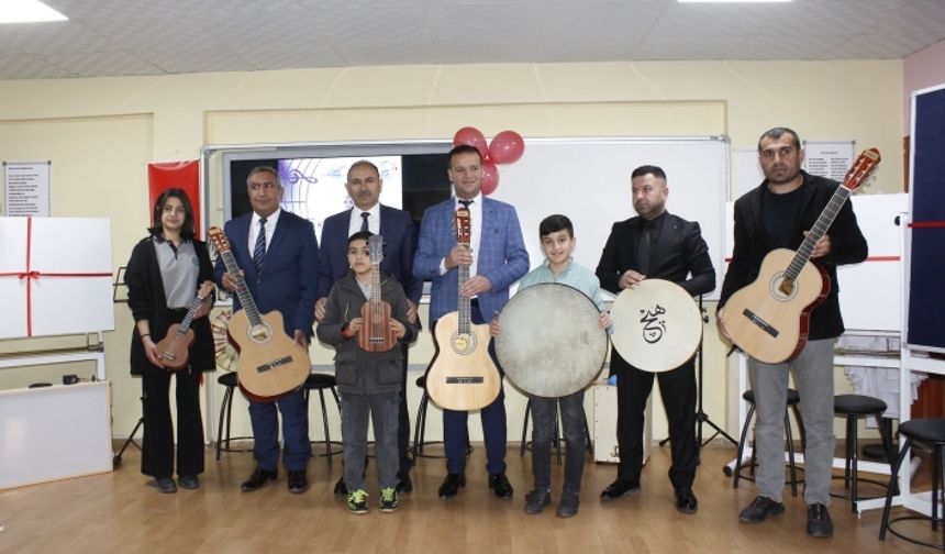 ‘Kültür Sanat Van’ projesi kapsamında Erciş’teki okullara ekipman desteği yapıldı!