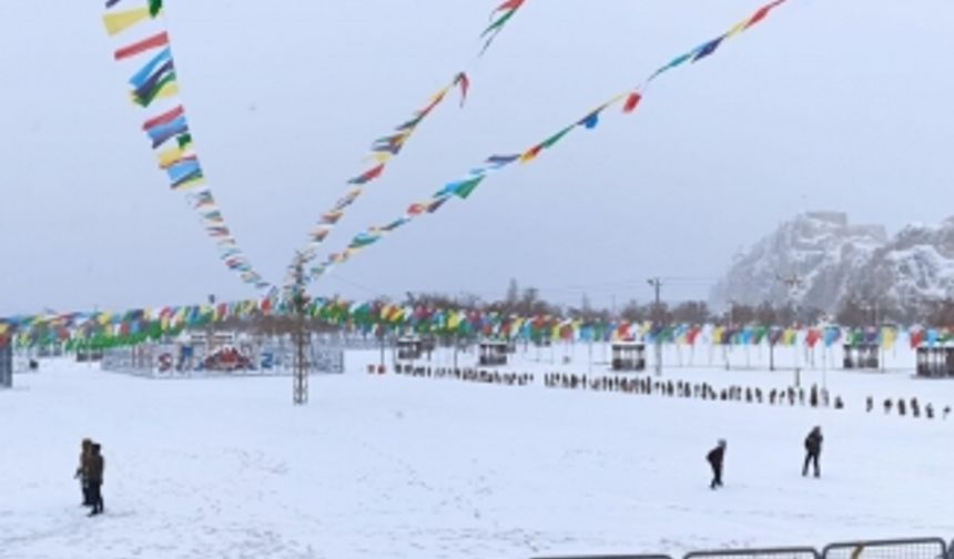 Van Newroz kutlamaları yoğun kar yağışı altında gerçekleşiyor