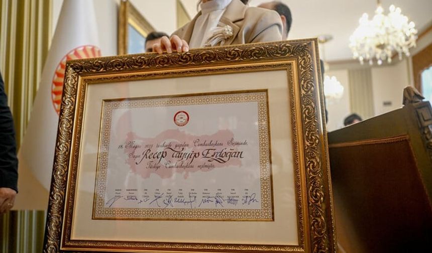 YSK Başkanı Yener Cumhurbaşkanı mazbatasını Şentop'a teslim etti!        