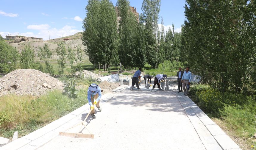 Gürpınar Belediyesi Hoşab Mahallesini parke taşıyla buluşturdu