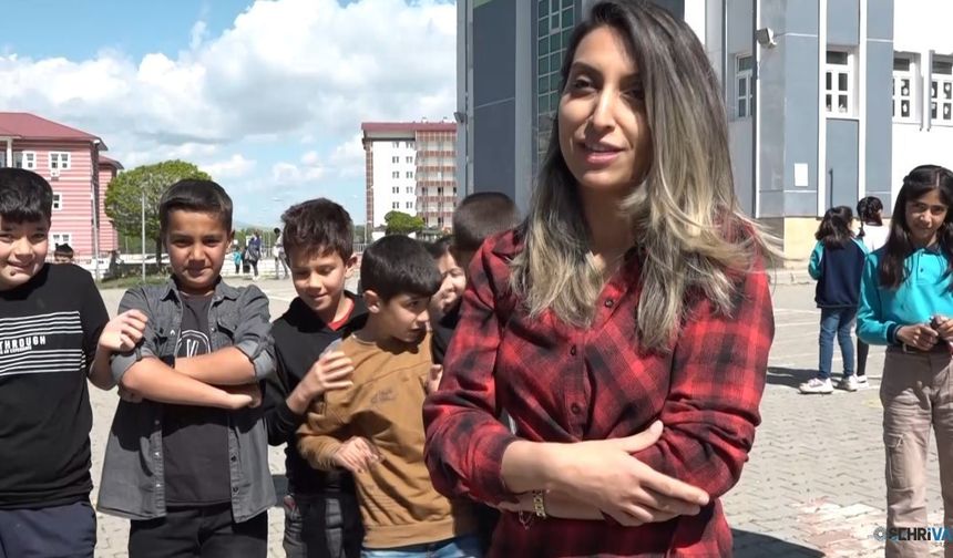 Erciş’te öğrenciler Anneler Günü'nü kutladı