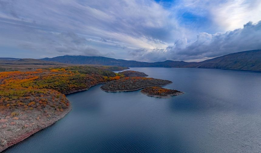 Dünyanın ikinci büyük krater gölünde turizm sezonu açıldı