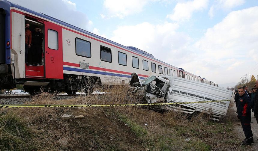 Muş'ta tren kamyonete çarptı: 1 ölü, 1 yaralı