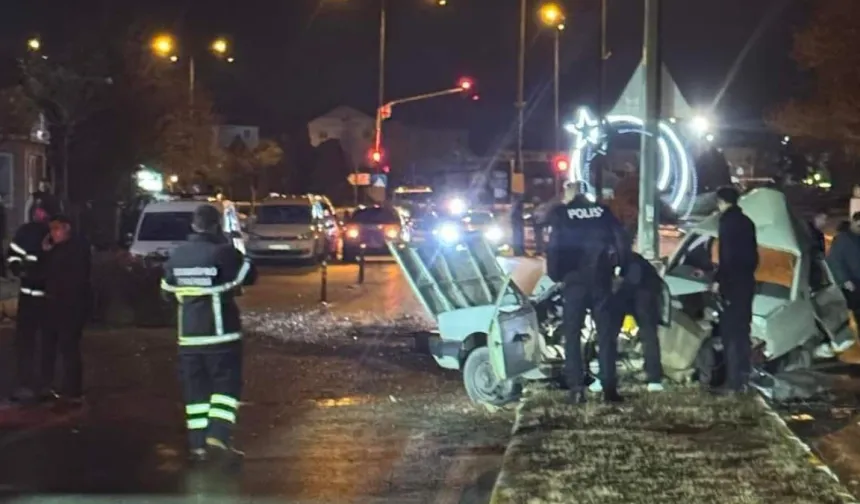 Aydınlatma direğine çarpan otomobil ikiye bölündü: 1 ölü, 1 ağır yaralı!