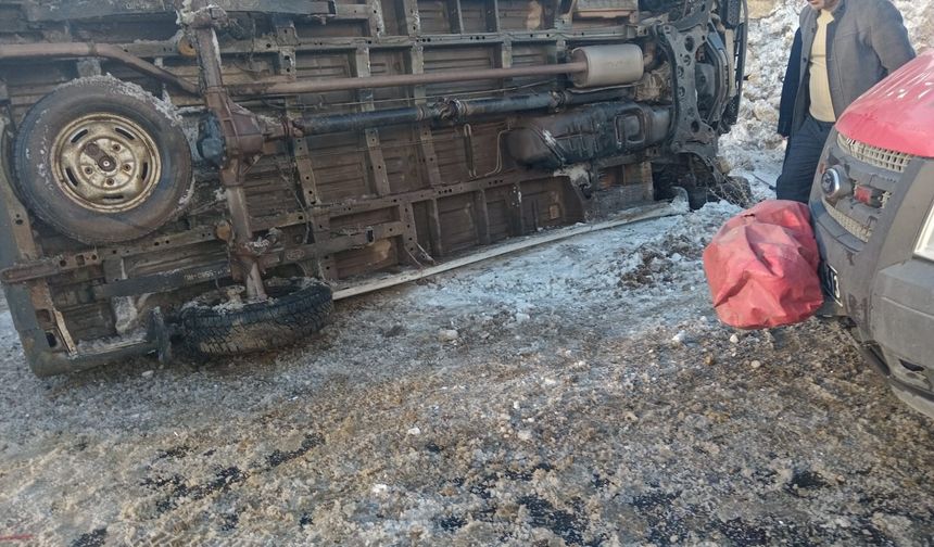 Hakkari’de öğretmenleri taşıyan servis devrildi: 12 kişi yaralandı!