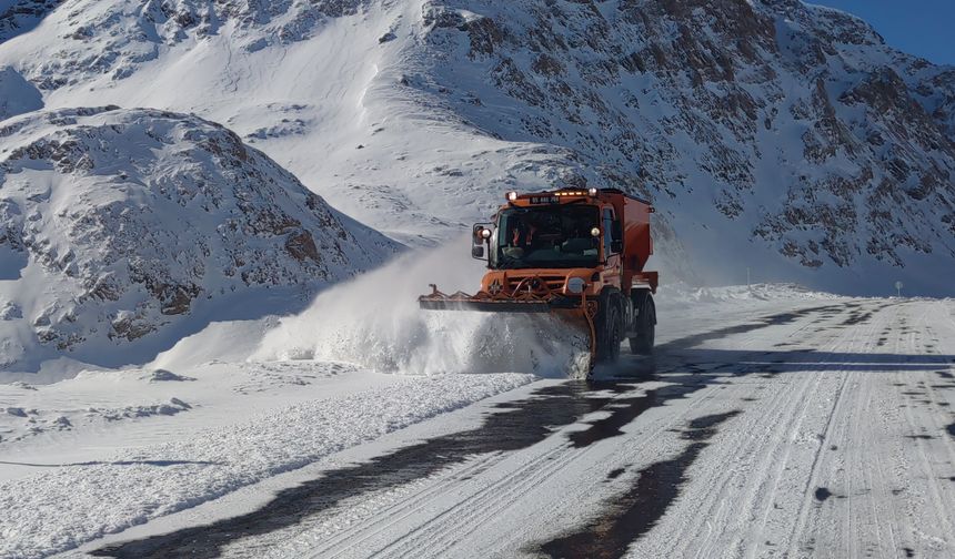 Van’ın ulaşılamayan ilçesinin yolu ulaşıma açıldı!