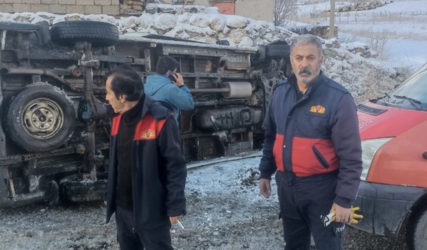 Hakkari’de öğretmenleri taşıyan minibüs devrildi; 12 yaralı