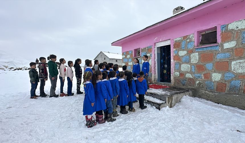 Van’da öğretmen ve öğrencilerinden alkışlanacak hareket!