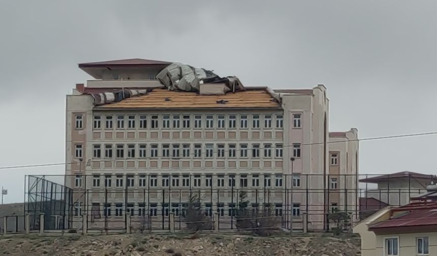 Şiddetli fırtına Van’ı yıkıp geçti: İşte fırtınanın yarattığı hasar…