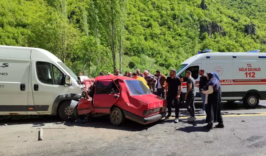 Feci kaza: Araç hurdaya döndü! Ölü ve yaralı var