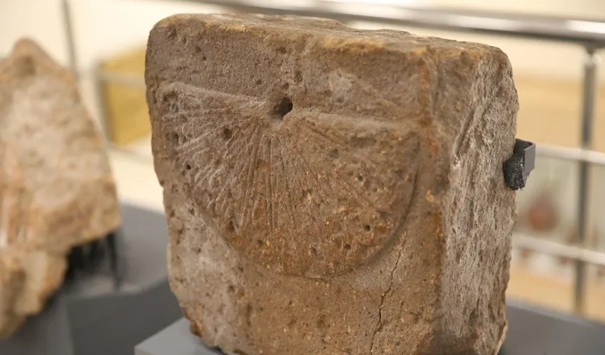 Kazılarda bulunan yaklaşık 1000 yıllık güneş saati görücüye çıktı