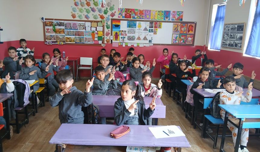 Bakan Yusuf Tekin açıkladı: Van’dan 3 proje önemli dergide yer aldı!
