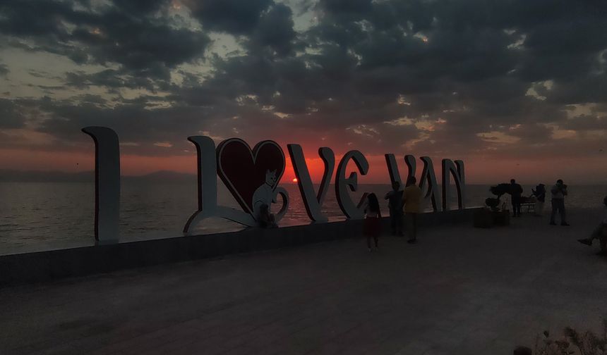 Van’da büyüleyici manzara: Gören mest oldu!