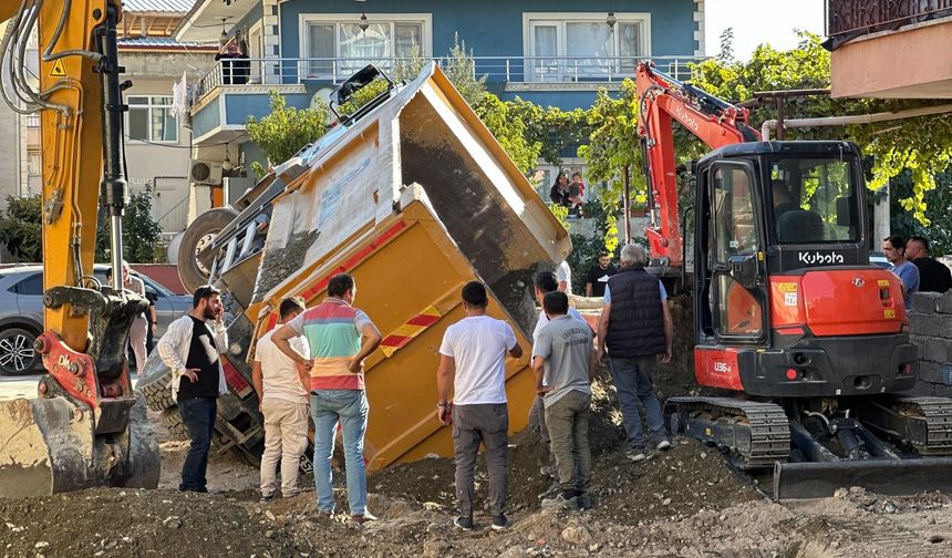 Kum yüklü kamyon foseptiğe düştü