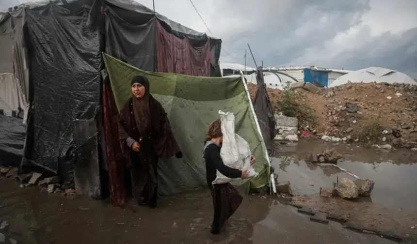 Gazze'deki Sağlık Bakanlığı, tıbbi yardım çadırlarının sular altından kaldığını açıkladı