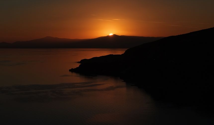 Van Gölü’nün maviliğinin muhteşem kızıl gün batımı ile eşsiz uyumu!