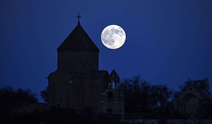 Van’da tarih ve doğa tek karede buluştu: Akdamar Kilisesi ile dolunay mest etti!