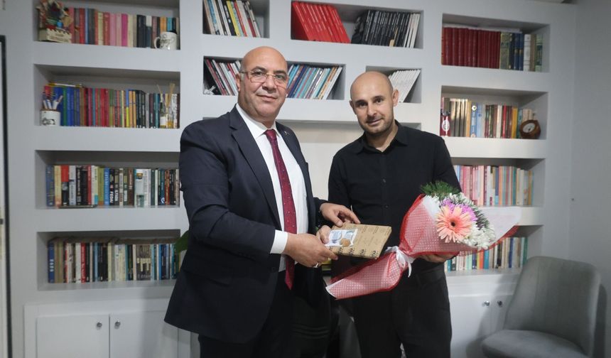 Van'da bıçaklı saldırıda ağır yaralanan öğretmene anlamlı ziyaret!