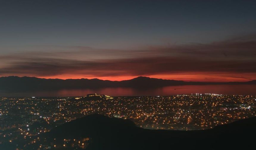 Van'da kızıl günbatımından nefes kesen eşsiz kareler!