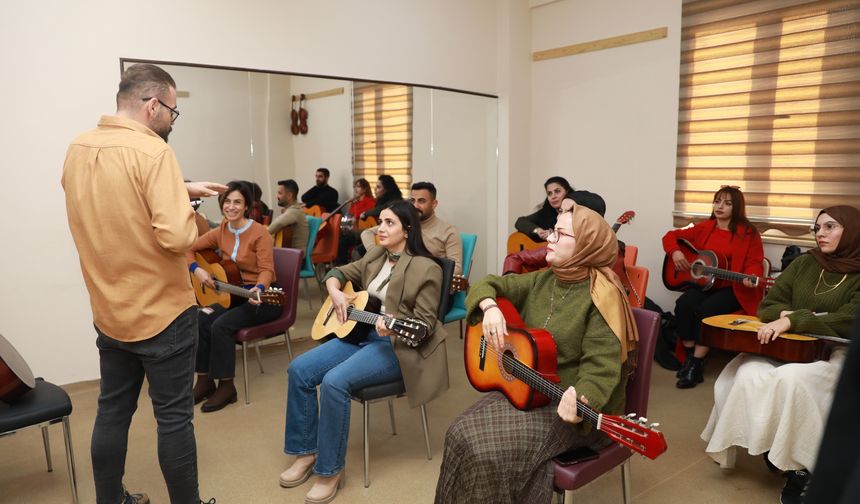 Van’da ücretsiz bağlama ve gitar kurslarında ilk ders yapıldı!
