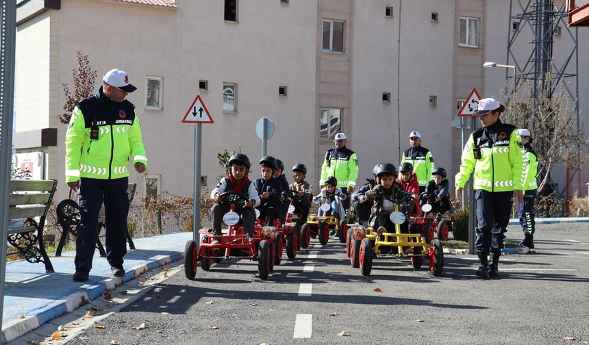 Hakkari'de jandarma ekiplerinden öğrencilere uygulamalı trafik eğitimi