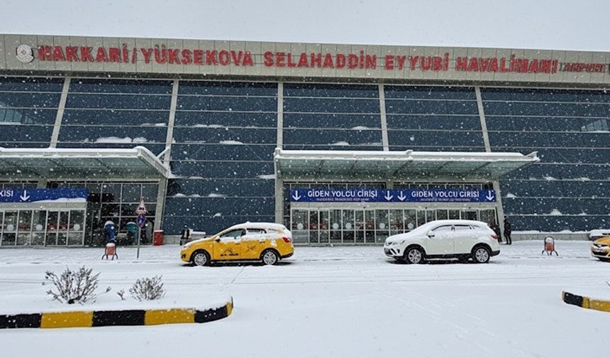 Hakkari'de yoğun kar yağışı uçak seferlerini durdurdu
