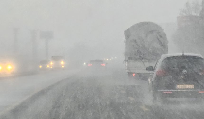 Tatvan’da kar yağışı