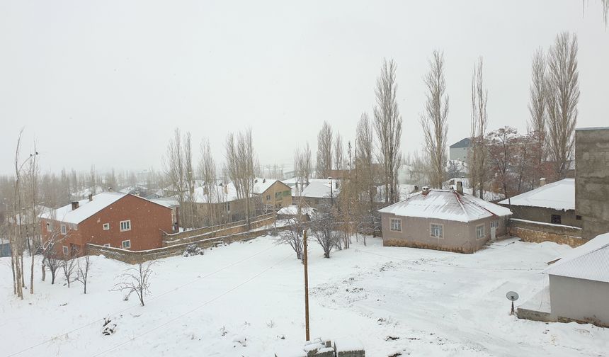 Van’da kar yağışı: Yüzlerce yol ulaşıma kapandı!