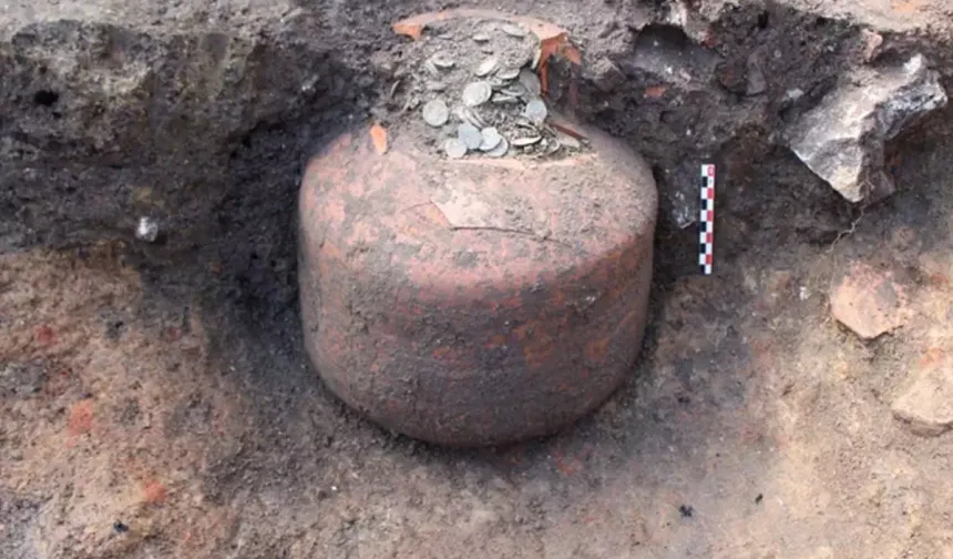 Evin altını kazdılar, 90 kiloluk hazine gün yüzüne çıktı