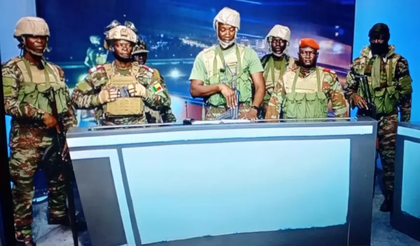 Ülkeyi sarsan darbe girişimi! Askerler soluğu devlet televizyonunda aldı