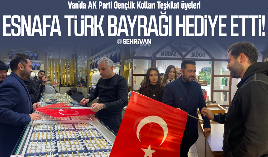 Van'da AK Parti Gençlik Kolları Teşkilat üyeleri esnafa Türk bayrağı hediye etti!