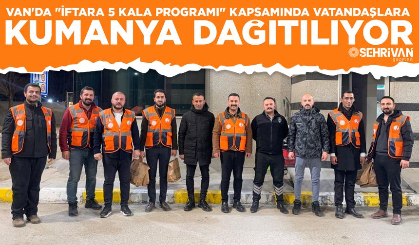 Van'da "İftara 5 Kala Programı" kapsamında vatandaşlara kumanya dağıtılıyor