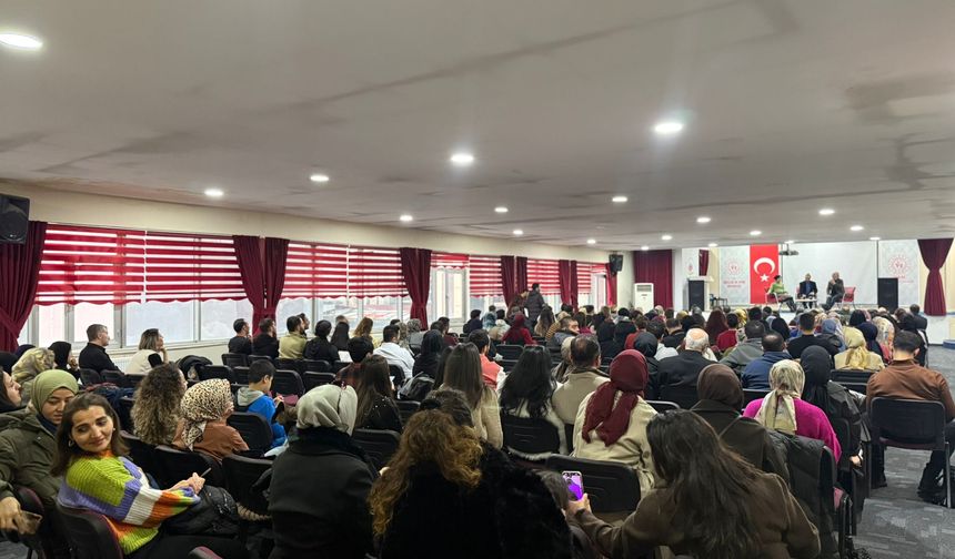 Van’da yazar Tarık Tufan’a yoğun ilgi: Kalabalık salona sığmadı!