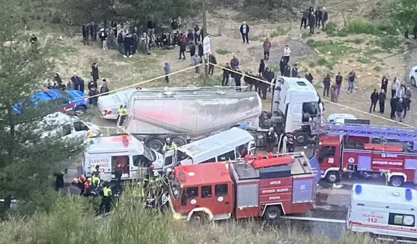 Katliam gibi kaza! Beton mikseri ile minibüs çarpıştı: 7 kişi öldü, 7 kişi yaralandı!