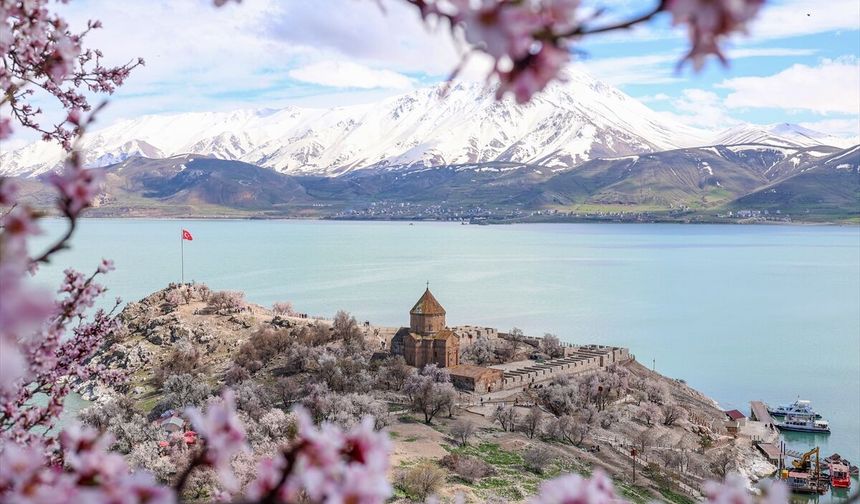 Bahar hiç bu kadar Van’a yakışmamıştı: İşte Akdamar Adası’ndan eşsiz görüntüler
