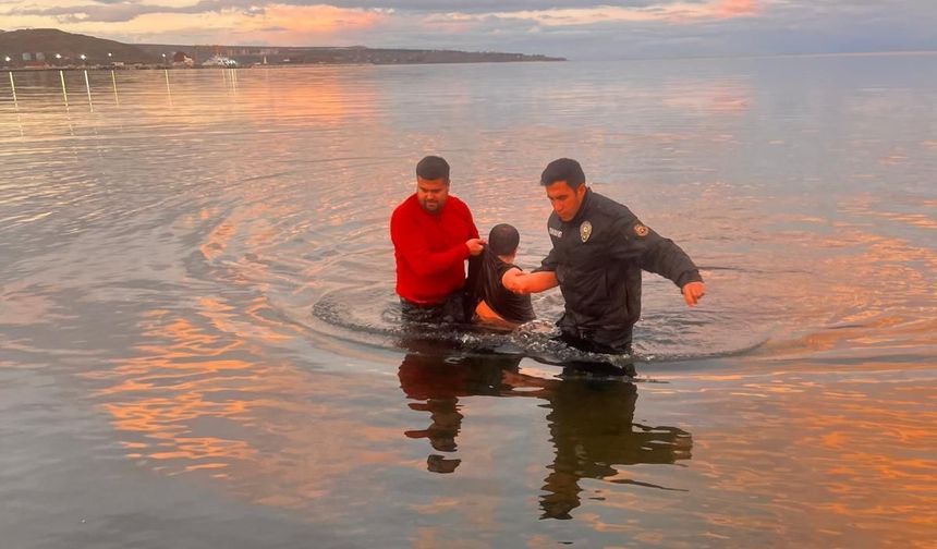 Soğuk havada Van Gölü’ne giren alkollü vatandaş kurtarıldı