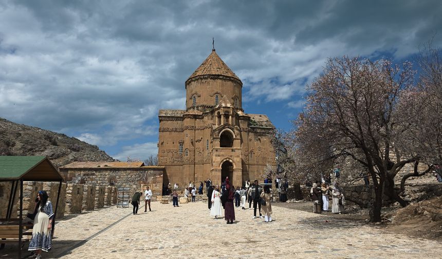 Bahar hiç bu kadar Van’a yakışmamıştı: İşte o eşsiz görüntüler