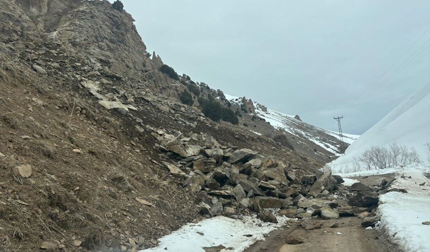 Van’da mahalle yolunda heyelan: Yol ulaşıma kapandı!