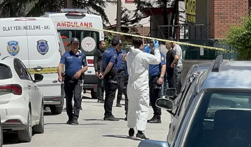 Anne baba katili hukuk öğrencisi: Kanlı elleriyle parkta otururken yakalandı