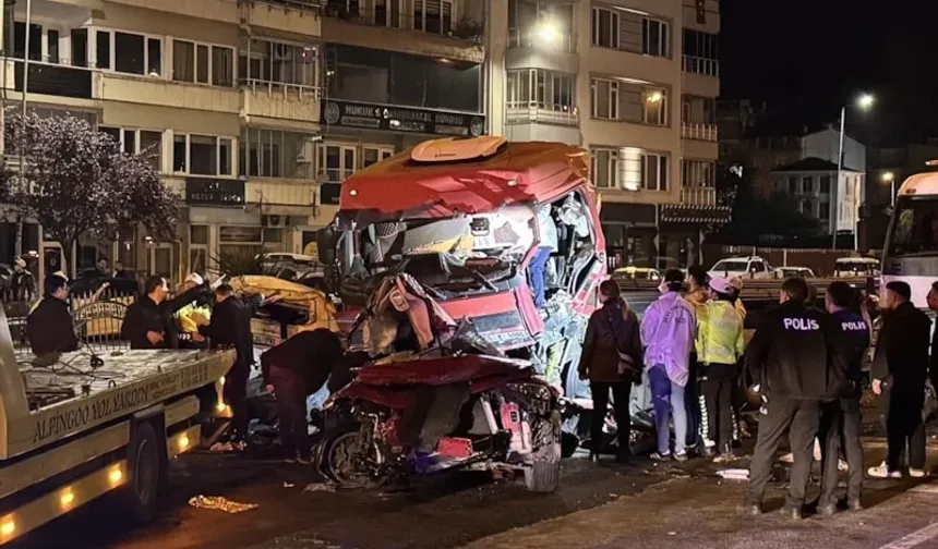Katliam gibi kaza! Tır iki otomobile çarptı: 5 kişi öldü, 6 kişi yaralandı!
