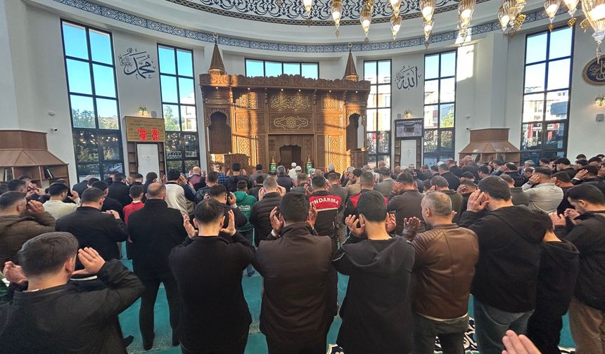 Vanlılar bayram namazı için camilere akın etti!