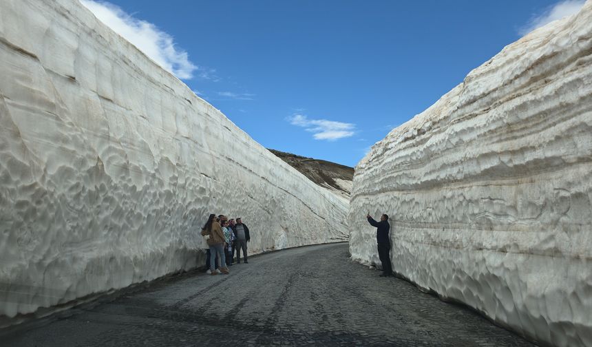 Nemrut’ta kıştan kalma manzara: Devasa kar koridoru büyülüyor!