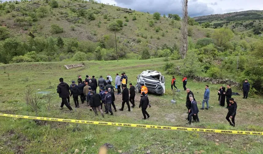 Kontrolden çıkan öğrenci servisi şarampole uçtu: 2'si öğrenci 3 ölü, 7 yaralı!