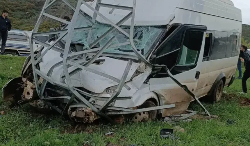 Hakkari'de kontrolden çıkan yolcu minibüsü elektrik direğine çarptı: 11 kişi yaralandı!