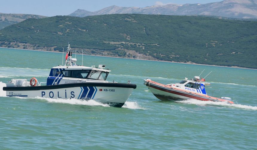 Van Gölü’nde ihbar alarmı! Ekipler göle açıldı