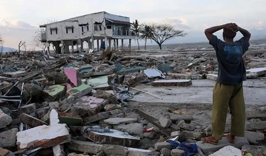 Endonezya'daki 7.7'lik depremde bilanço ağırlaşıyor!