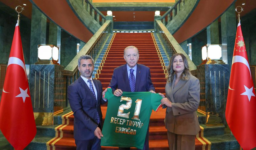 Amedspor başkanından Cumhurbaşkanı Erdoğan’a forma hediyesi!