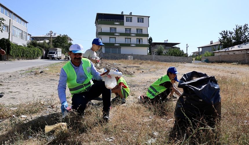 Van’da belediye başkanı vatandaşlarla birlikte çöp topladı