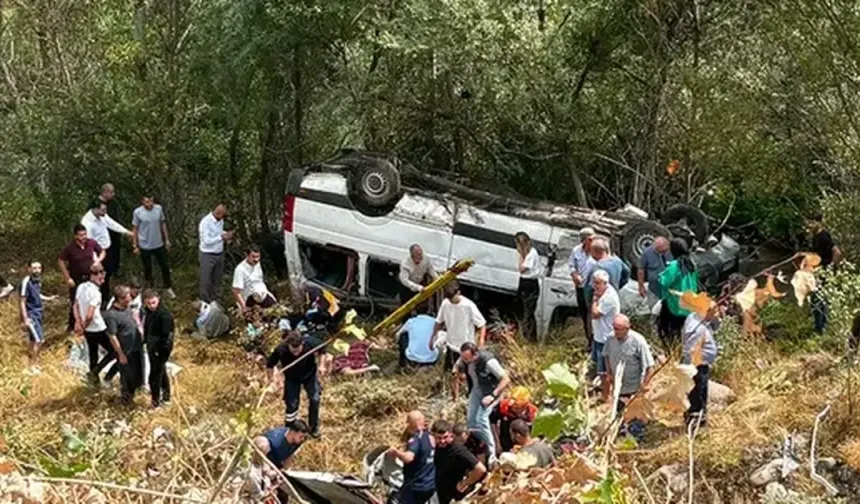 Yolcu minibüsü uçurumdan yuvarlandı: 4 ölü, 4'ü ağır 10 yaralı!
