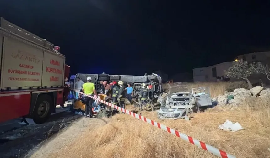 Yolcu minibüsü ile otomobil çarpıştı: 7 kişi öldü, 16 kişi yaralandı!